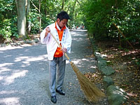 名古屋・熱田神宮にてボランティア清掃